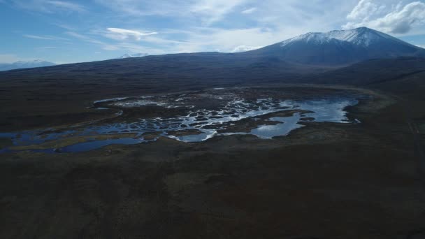 雪の背景で いくつかの島で奇妙なラグーン ワイリー山 ラグーナ バロス 国立公園 空中ドローン シーンは後方に移動します 寂しいワイルド風景 アルゼンチン — ストック動画