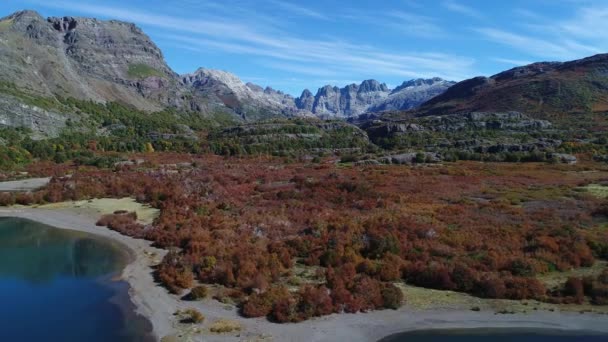 Epu Lauquen Lagoas Outono Montanhas Rochosas Dos Andes Fundo Cena — Vídeo de Stock