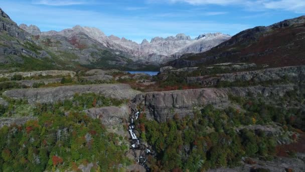 Epu Lauquen Лагун Восени Великий Скелястих Горах Андах Фоні Drone — стокове відео