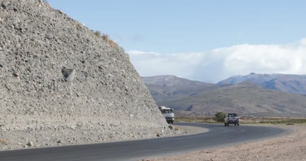 Trasa Krzywej Van Przechodzącej Samochód Ciężarowy Tir Betonu Dla Budownictwa — Wideo stockowe