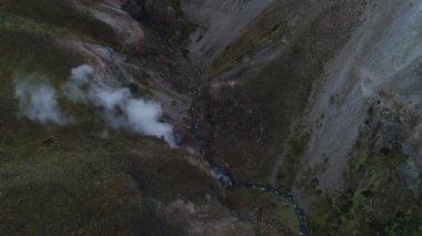 Covunco vadisinde geysers, Domuyo volkanı çevresi ile. Hava dron sahne, cenital, üstten görünüm, nehir boyunca geysers apperrs buharı ileri taşıma. Neuquen, Patagonya