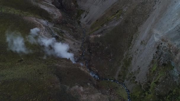 Covunco 山谷与间歇泉在 Domuyo 火山环境 空中无人机场景 Cenital 沿河向前移动 间歇泉 Apperrs 内乌肯省 — 图库视频影像