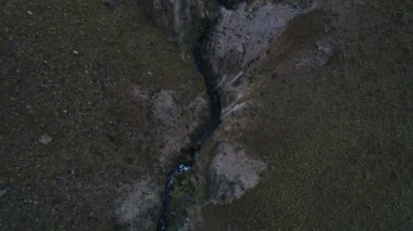 Covunco Nehri Vadisi Domuyo volkanı çevresi, ayrıntı. Nehir boyunca cenital, üstten görünüm hareketli hava dron sahne. Neuquen, Patagonia, Arjantin