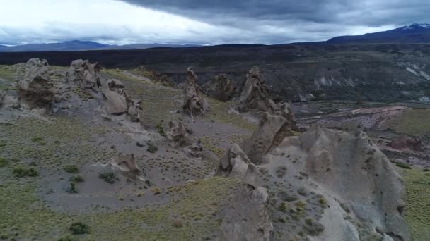 Bolillos の周囲の岩浸食自然像 赤岩を侵食しました 行く空中シーンは Varvarco バレーを発見不思議な岩の上引き渡しを転送します パタゴニア ネウケン — ストック動画
