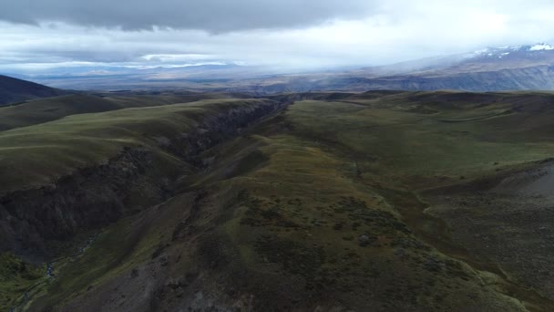 Domuyo 火山周围的高 Altiplain Covunco 空中无人驾驶的场面向前和轻轻地下降 山在后台 内乌肯省 巴塔哥尼亚 阿根廷 — 图库视频影像