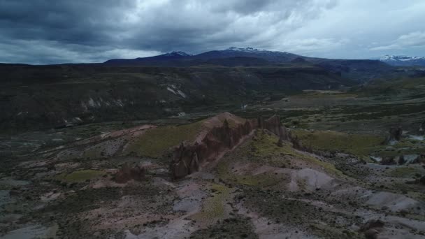Varvarco 河谷山体滑坡上的 Bolillos 红色侵蚀岩石形成 安第斯山脉和 Varvarco 河在背景 空中无人机的场景朝着奇怪的编队 巴塔哥尼亚 — 图库视频影像