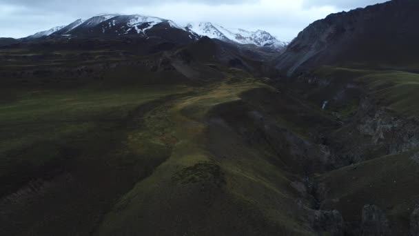Covunco 河谷和草原在 Altiplanes 背景为雪的 Domuyo 空中无人驾驶的场景沿着山谷从前面的角度移动 巴塔哥尼亚 — 图库视频影像