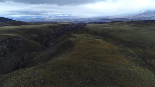 Domuyo 火山周围的高 Altiplain Covunco 空中无人机的场面移动向前和下降在地板旁边 山在背景 内乌肯省 巴塔哥尼亚 — 图库视频影像