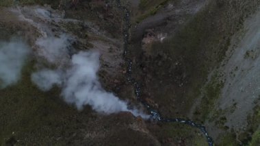 Covunco vadisinde geysers, Domuyo volkanı çevresi ile. Hava drone sahneden cenital üstten görünüm ön görünüm için. Su buharı vadi artan geysers üzerinden hareketi. Neuquen, Patagonya