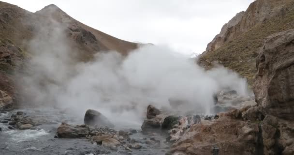 Detail Blasting Geysers Los Tachos Rocky Coast Covunco Warm River — Stock Video