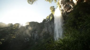 Yavaş hareket 120fps şelale El Saltillo Milli Parkı Lanin arasında orman ağaçları. Paimun gölden trekking. Arka ışık sahne, Nauquen, Patagonya Arjantin. Havadaki su parçacıkları buharı.