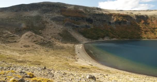 Trekking Batea Mahuida Vulkán Lagúna Kráter Kalderára Ősz Őszi Táj — Stock videók