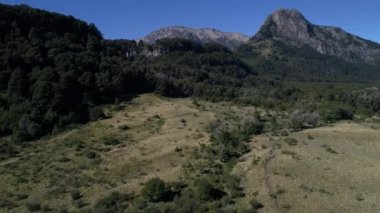 Hava dron sahne dağları Piedra Mala, Paimun Gölü, Neuquen, Patagonia, Arjantin, Milli Parkı Lanin, yaz aylarında güneşli gün. Hareketli kamera ileri ve El Saltillo kadar art arda sıralı