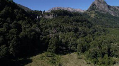 Hava dron sahne dağları Piedra Mala, Paimun Gölü, Neuquen, Patagonia, Arjantin, Milli Parkı Lanin, yaz aylarında güneşli gün. El Saltillo cascade için ileri hareketli kamera