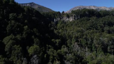 Hava dron sahne dağları Piedra Mala, Paimun Gölü, Neuquen, Patagonia, Arjantin, Milli Parkı Lanin, yaz aylarında güneşli gün. Otopark arabalar. Hareketli kamera ileri ve yukarı.