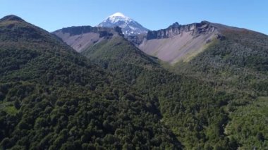 Hava dron dağlar, ağaçlar ve Lanin volkan, Paimun Gölü, Neuquen, Patagonia, Arjantin, Milli Parkı Lanin, sahne yaz aylarında güneşli gün. Kamera hareketli ileri
