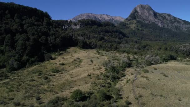 Drone Aéreo Escena Montañas Piedra Mala Lago Paimun Neuquén Patagonia — Vídeo de stock