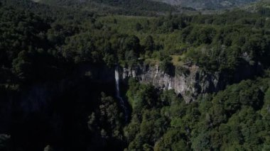 Hava dron sahne dağları Piedra Mala, Paimun Gölü, Neuquen, Patagonia, Arjantin, güneşli bir günde yaz. Otopark arabalar. Hareketli kamera ileri ve yukarı.