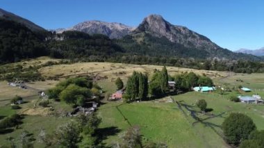 Hava dron dağ Piedra Mala, sahne Paimun Gölü, Neuquen, Patagonia, Arjantin, güneşli bir günde yaz. Geriye doğru araba park yeri, evler ve bir dere hareketli kamera