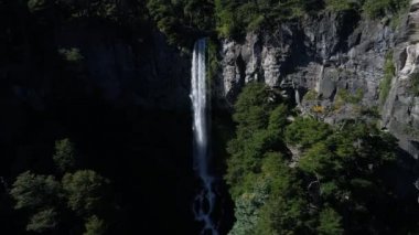 Hava dron dağlar, ağaçlar, El Saltillo cascade, Neuquen, Patagonia, Arjantin, Milli Parkı Lanin, sahne yaz aylarında güneşli gün. Kamera hareketli ileri