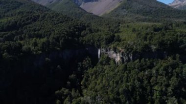 Hava dron dağlar, ağaçlar, El Saltillo cascade, Neuquen, Patagonia, Arjantin, Milli Parkı Lanin, sahne yaz aylarında güneşli gün. Kamera hareketli ileri