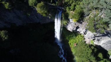 Hava dron sahne dağları Piedra Mala, Paimun Gölü, Neuquen, Patagonia, Arjantin, Milli Parkı Lanin, yaz aylarında güneşli gün. Geriye doğru El Saltillo cascade için hareketli kamera. Üstten görünüm