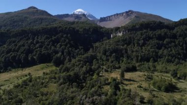 Hava dron dağlar, ağaçlar, El Saltillo cascade ve Lanin yanardağ, Neuquen, Patagonia, Arjantin, Milli Parkı Lanin, yaz aylarında güneşli gün. Hareketli kamera ileri ve yukarı