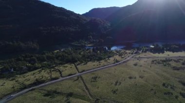 Hava dron dağlar, ağaçlar ve estepa, Neuquen, Patagonia, Arjantin, Milli Parkı Lanin, yaz aylarında güneşli gün. Toprak yol, narrowless Paimun ve Huechulafquen gölleri arasında görmek Paimun River kamera hareket iletir.