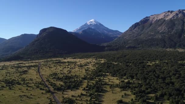 Dron Aéreo Escena Montañas Árboles Camino Tierra Piedra Mala Volcán — Vídeos de Stock