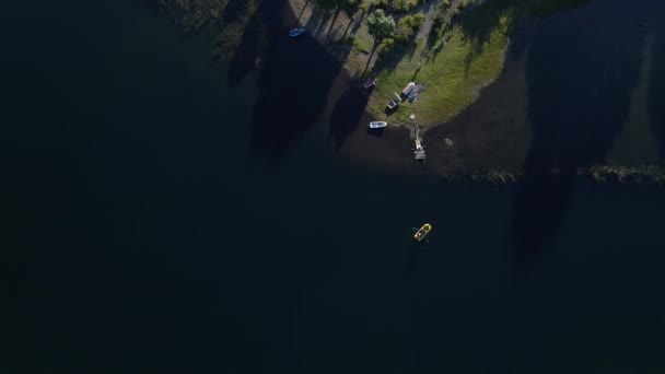 Escena Aérea Drones Vista Superior Del Río Paimun Embarcaciones Muelle — Vídeo de stock