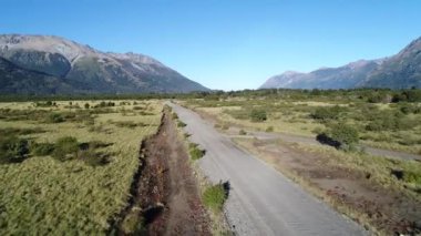 Hava dron sahne dağlar, ağaçlar ve estepa, ileri, toprak yol, Neuquen, Patagonia, Arjantin ile hareketli kamera