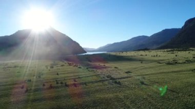 Hava dron sahne dağlar, ağaçlar ve estepa gün batımında, ileri ve göl, Neuquen, Patagonia, Arjantin kadar hareketli kamera