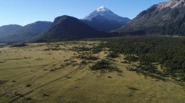 Hava dron sahne dağlar, ağaçlar ve estepa, ileri ve Lanin yanardağ, Neuquen, Patagonia, Arjantin kadar hareketli kamera