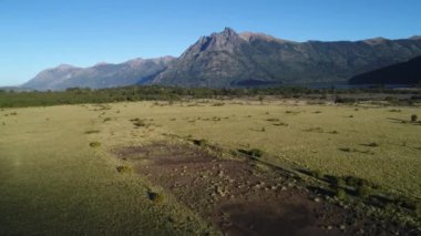 Hava dron sahne dağlar, ağaçlar ve estepa, Cerro Los Angeles'a ileri hareketli kamera, Huechulafquen Gölü, Neuquen, Patagonia, Arjantin