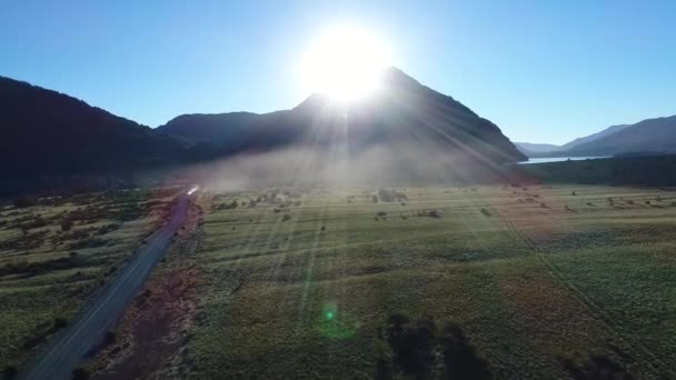 Drohnen Szene Berge Bäume Und Steppe Bei Sonnenuntergang Mit Sonnenstrahl — Stockvideo