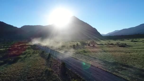 Dron Aéreo Montañas Árboles Estepa Atardecer Con Rayos Solares Cámara — Vídeo de stock