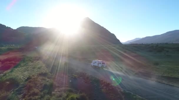 Luchtfoto Drone Scène Bij Zonsondergang Camera Vooruit Een Onverharde Weg — Stockvideo