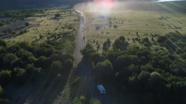 Hava dron sahne ağaçlar, ileri bir toprak yol ve izleme, araba Neuquen, Patagonia, Arjantin üzerinde hareketli kamera