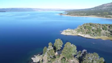 Alumine sahil göl kenarında terk edilmiş küçük ev hava dron sahne. Kamera inşaat daha iyi görünümünü ormanda sahip iner. Arka planda dağlar. Beş lagün turistik alanı. Mapuçe bölge.