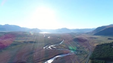 Bozkır ve Nahueve Nehri neuquen, Patagonya Arjantin hava dron sahne. Andes Dağları ile kar, gün batımı, parıltılı. EPU Lauquen göller. Çam ekimi, ağaçlandırma, ticari amaç için.