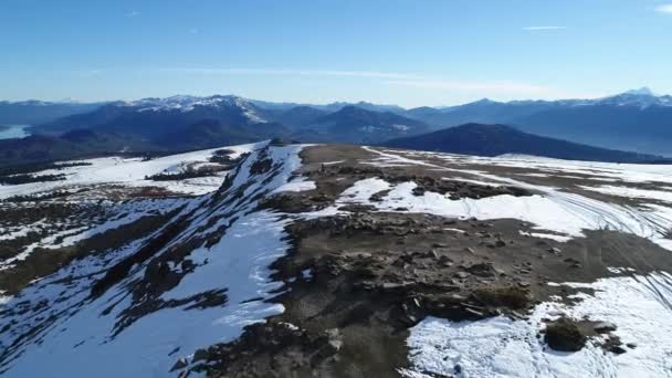 Letecká Drone Scéně Zasněžené Sopky Batea Mahuida Villa Pehuenia Fotoaparát — Stock video