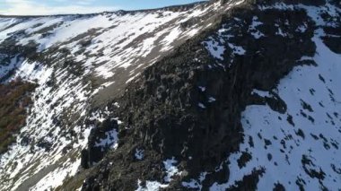Batea Mahuida volkan'ın krater, Villa Pehuenia hava dron sahne. Lagün keşfetmek sınırı krater kameranızın. Göl Alumine ve Moquehue, Nothofagus arka plan. Neuquen Arjantin