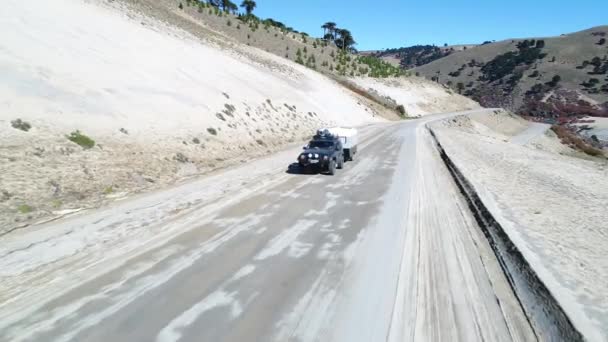 Cena Drones Aéreos Motorhome Viajando Uma Estrada Cascalho Vale Rio — Vídeo de Stock