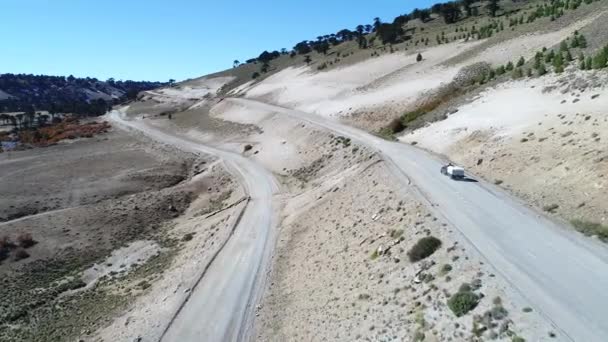 Drone Антена Сцени Автодом Подорожей Гравійної Дорозі Долині Річки Litran — стокове відео