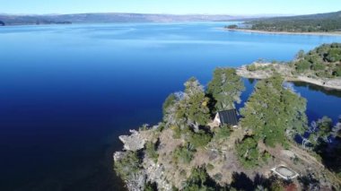 Alumine sahil göl kenarında terk edilmiş ev hava dron sahne. Ormanda terkedilmiş inşaat taşıma kamera. Dağlar. Beş lagün turistik alanı. Mapuçe bölge.