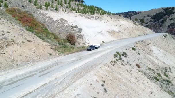 Escena Aérea Drones Autocaravanas Una Carretera Grava Valle Del Río — Vídeos de Stock