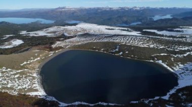 Villa Pehuenia karlı Batea Mahuida volkan hava dron sahne. Kamera krater ve lagün üzerinde yavaş yavaş Gölü Alumine ve Moquehue Neuquen Patagonya Arjantin krater arka sınırı iner