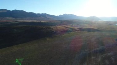 Bozkır ve Nahueve Nehri Kuzey neuquen, Patagonya Arjantin hava dron sahne. Andes Dağları kar, gün batımında, ile backlight. EPU Lauquen göller. Hareketli kamera kaydırma değil, işaret fişeği.