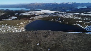 Villa Pehuenia karlı Batea Mahuida volkan hava dron sahne. Kamera krater ve lagün üzerinde yan, arka plan Gölü Alumine ve Moquehue Neuquen, Patagonya Arjantin Seyahat