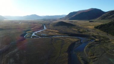 Bozkır ve Nahueve Nehri neuquen, Patagonya Arjantin hava dron sahne. Andes Dağları kar, gün batımında, ile backlight. EPU Lauquen göller. Hareketli kamera iletir ve aşağı.